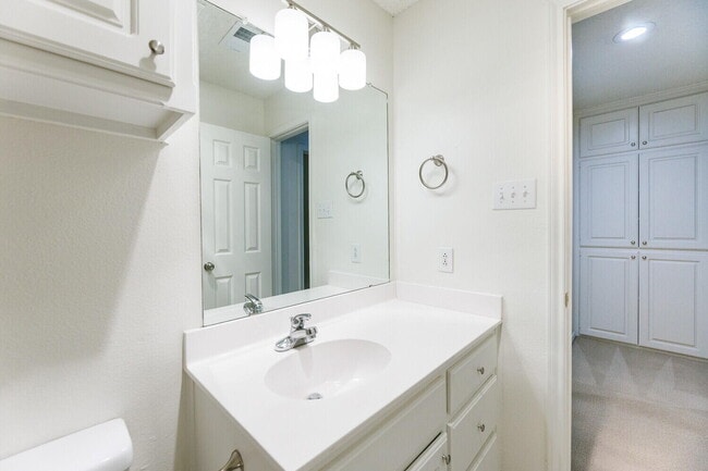 Building Photo - 10104 Englewood Ave