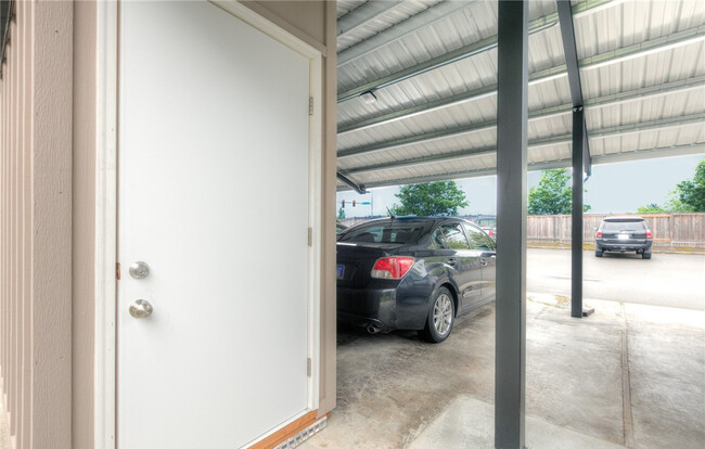 Building Photo - REMODELED, TOP FLOOR KIRKLAND 2 BED CONDO ...