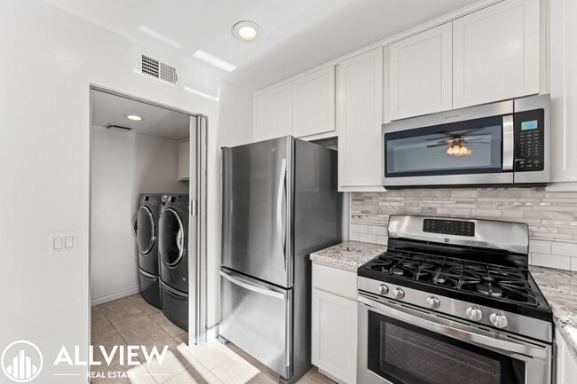 Building Photo - Gorgeous 3 Bed/2.5 Bath in Newport Beach Available Now!