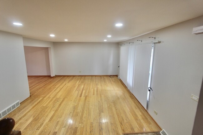 Building Photo - 7108 W Niles Ave