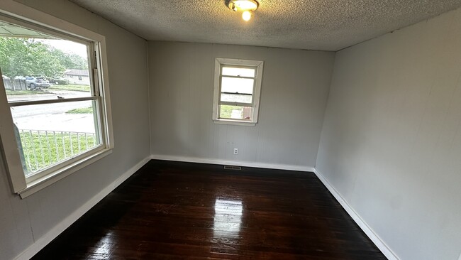 Building Photo - 1201 E 8th Ave