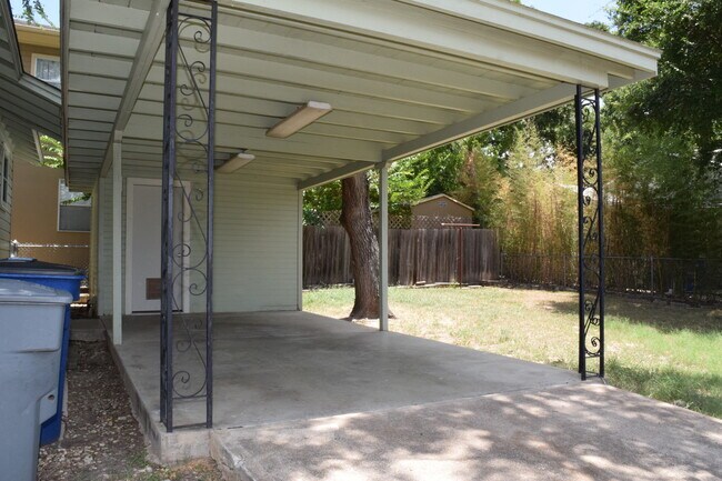 Building Photo - 2 Bedroom off Lake Austin Blvd!