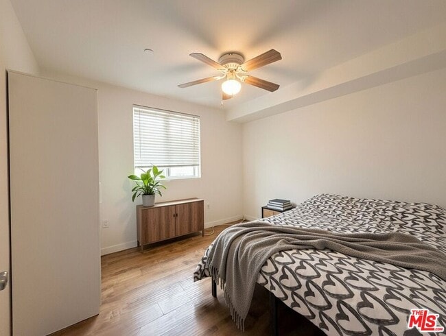 Building Photo - 1254 W 37th Dr