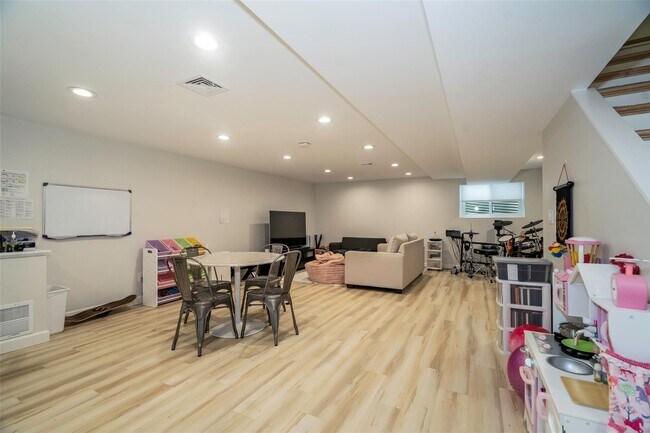 Building Photo - 82 Park Dr