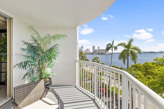 Building Photo - 1420 Brickell Bay Dr