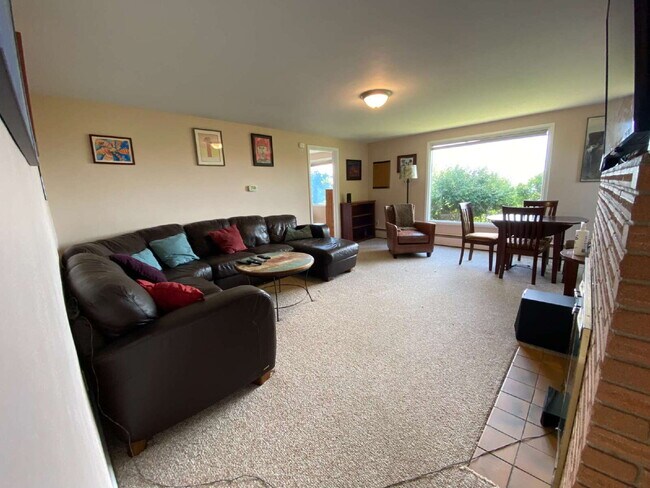 Building Photo - Spacious 5-Bedroom Home with Stunning View...