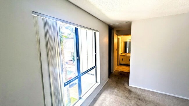 Building Photo - Annual UNfurnished 3-bedroom, 2/ 1/2 bathr...