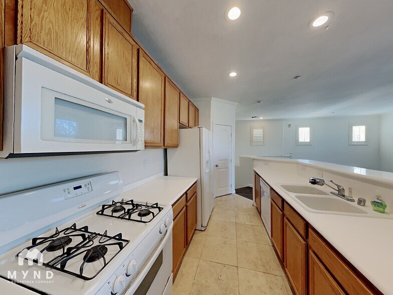 Building Photo - 495 Westminster Hall Ave