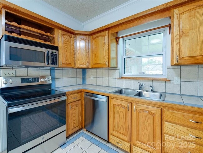 Building Photo - 1422 Holmes Dr