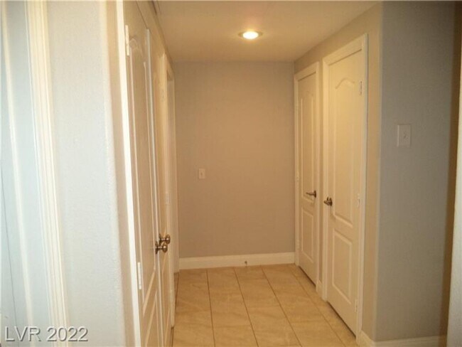 Building Photo - BEAUTIFUL FIRST FLOOR CONDO IN GATED COMMU...