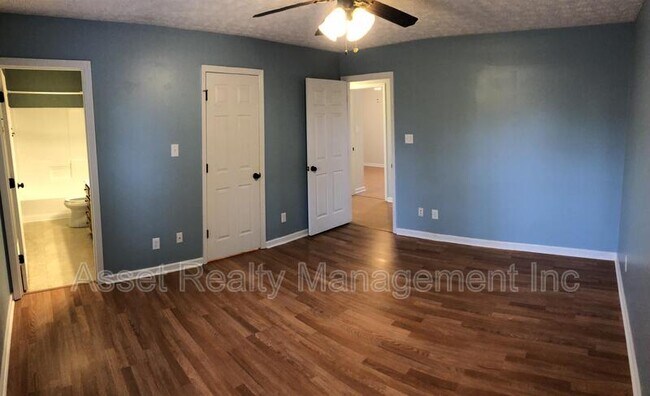 Building Photo - 5616 Jamaica Ln