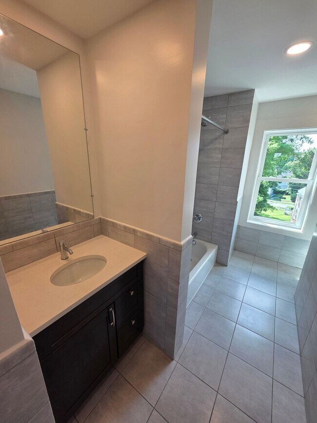 Building Photo - Newly Renovated 1 Bedroom Apartment - Poug...