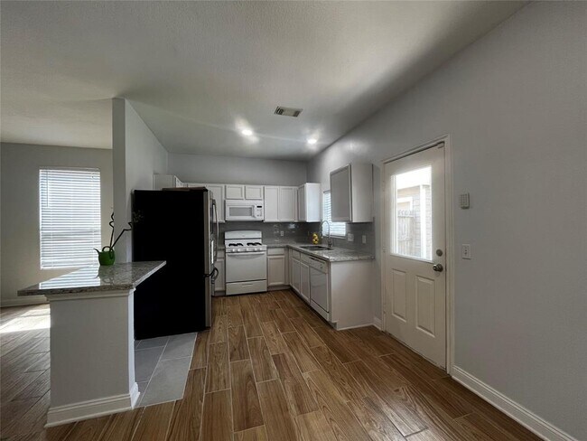 Building Photo - 18754 Sandelford Dr