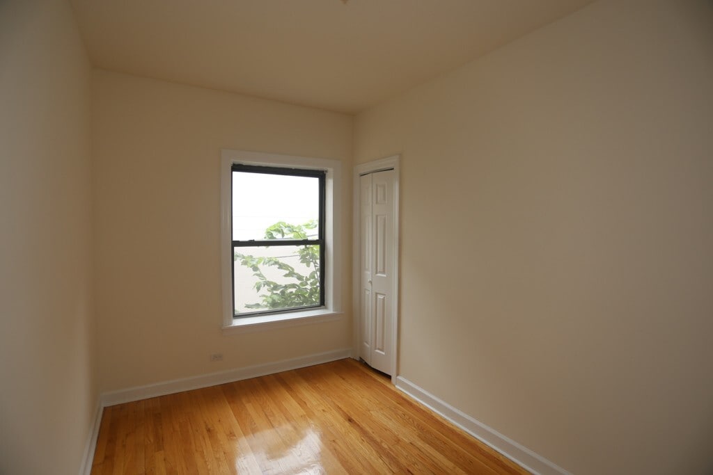Building Photo - 828 W Waveland Ave