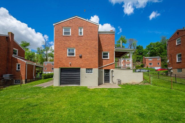 Building Photo - AVAILABLE JUNE 1ST!! STUNNING 3 BEDROOM IN...