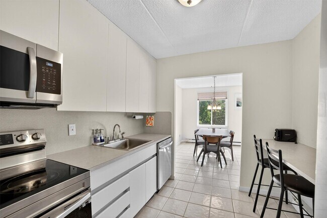 Building Photo - 130 Colonial Pkwy
