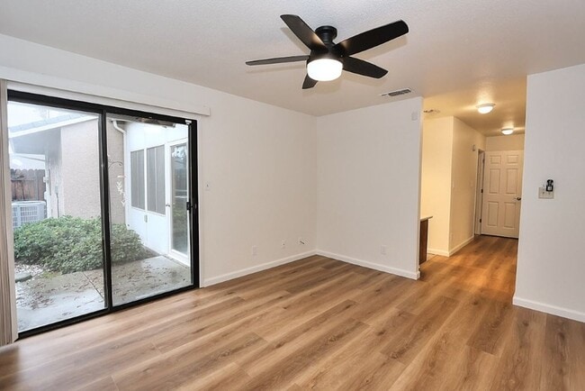 Building Photo - Beautiful corner halfplex available now for rent!