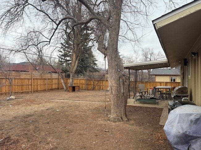 Building Photo - 3 Bed 1 Bath Home W/Large Backyard Walking Distance To Everything.