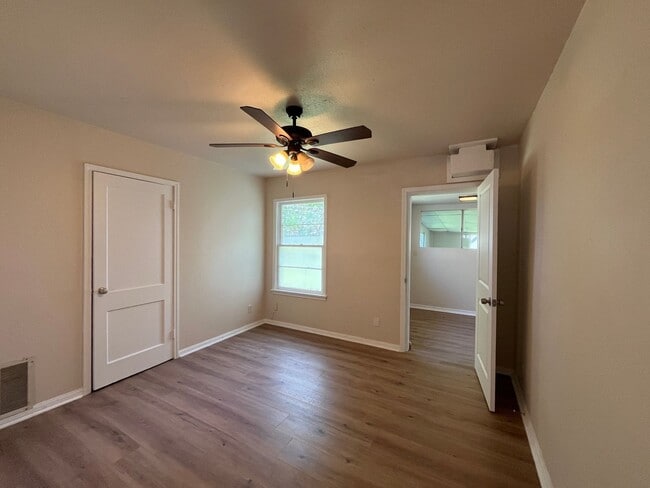 Building Photo - LINDALE PARK WITH EXTRA SQUARE FOOTAGE!!