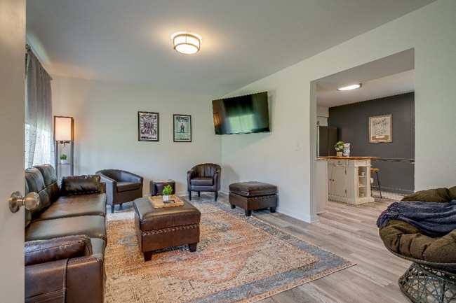 Building Photo - 179 Anderson Ln