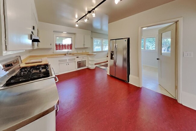 Building Photo - Charming Lank Park Bungalow