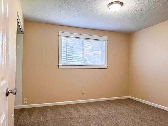 Building Photo - 2BD/1BA DUPLEX W/ GARAGE &YARD IN SALEM