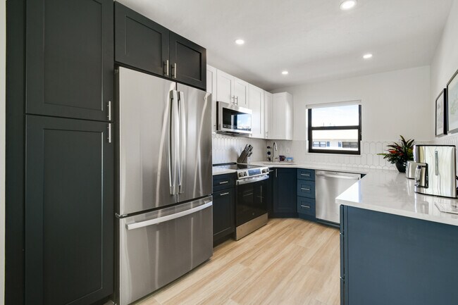 Building Photo - 755 Saturn St