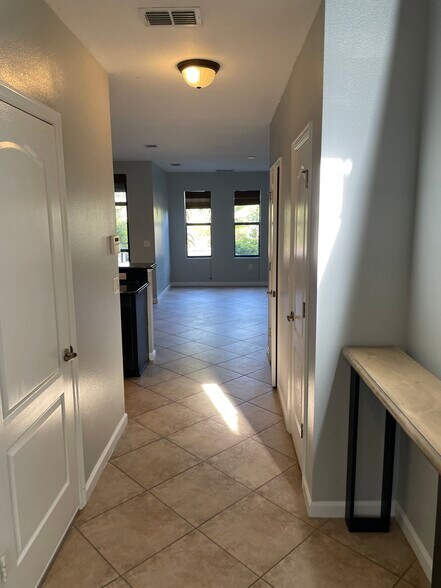 Building Photo - 725 Ventura Dr