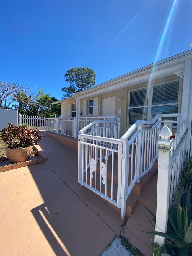 Building Photo - 938 Sumter Rd E