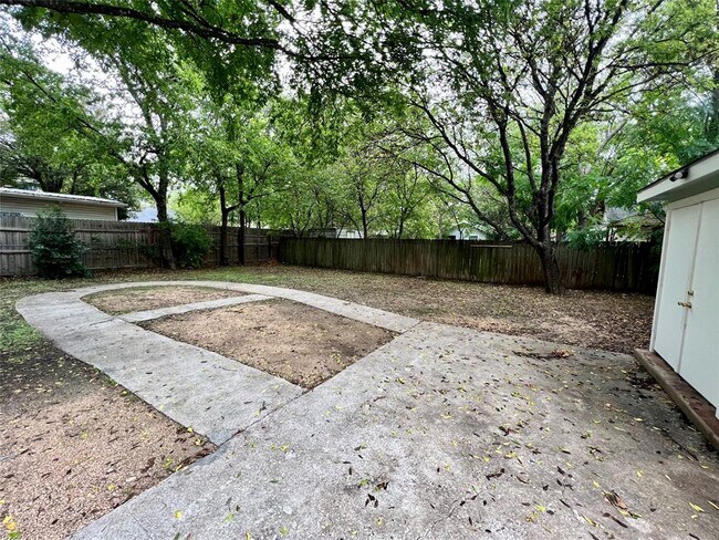 Building Photo - 408 Radam Ln
