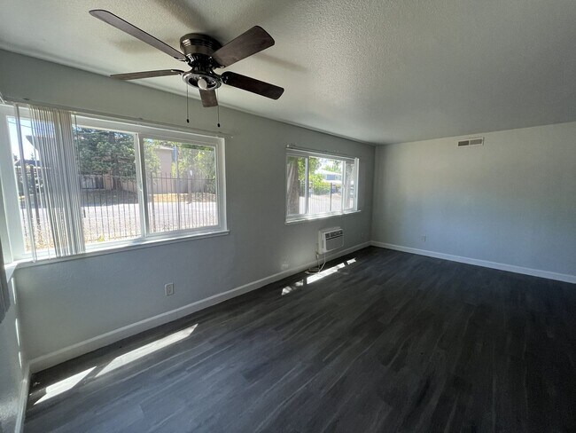 Building Photo - MOVE IN SPECIAL! $100 OFF FIRST 2 MONTHS OF RENT!!! 2 BEDROOM 1 BATH