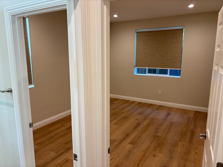 Building Photo - 2454 Los Feliz Dr