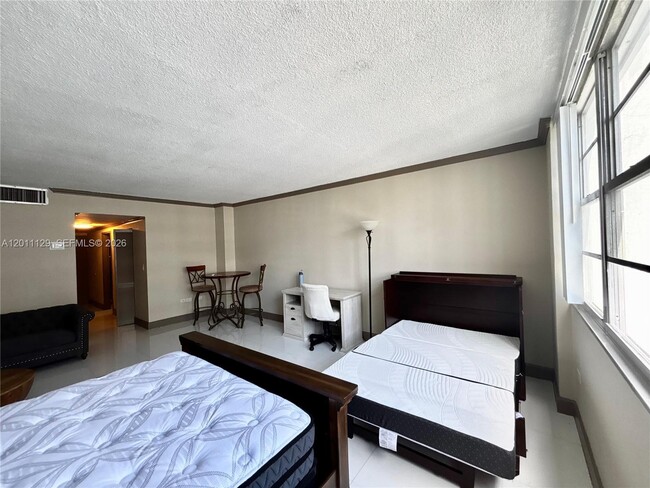 Building Photo - 999 Brickell Bay Dr