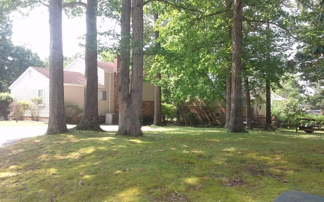 Building Photo - 3 bedroom 2 bath Tri-level Home In western...