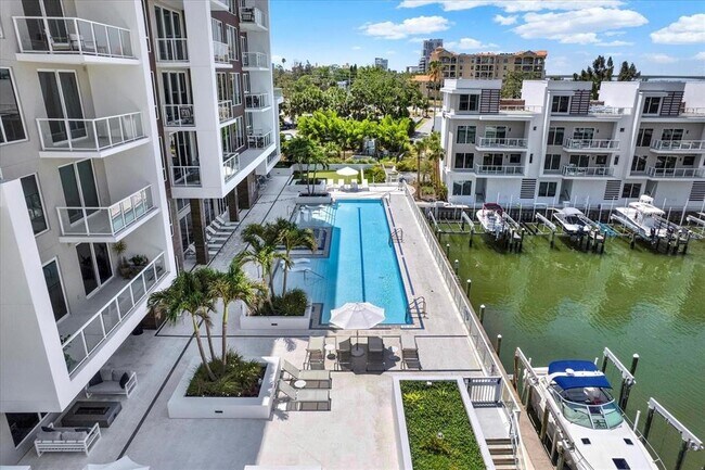 Building Photo - 920 N Osceola Ave