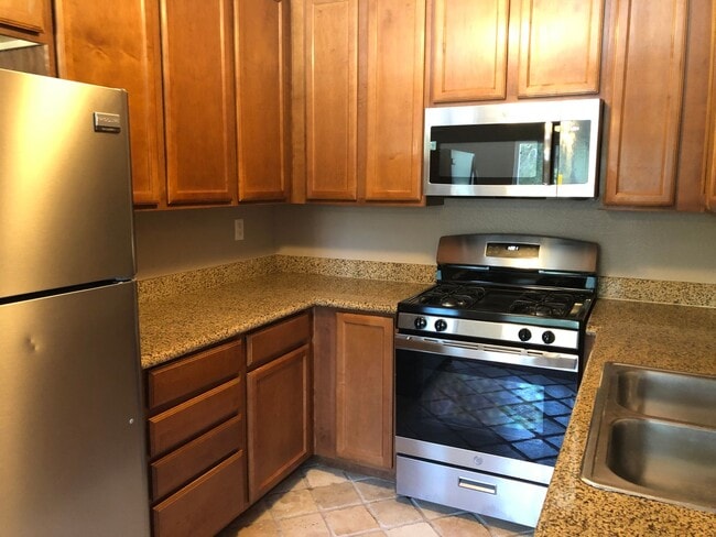 Building Photo - Super Cute and Close to Lake! Ready for Immediate move in!