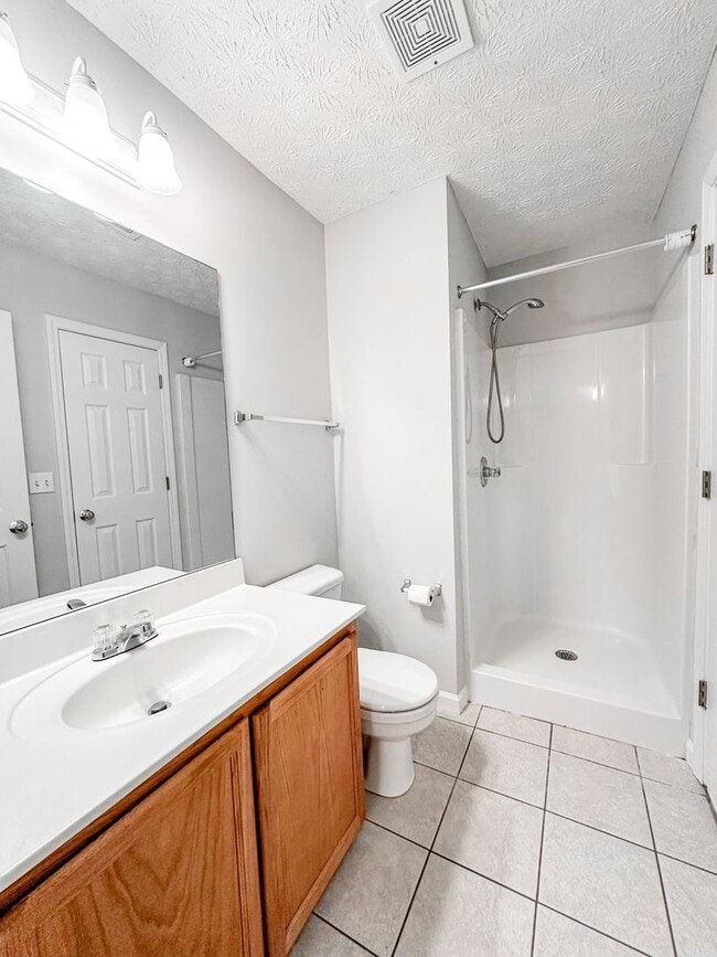 Building Photo - Great Gainesville location - 2/2 with Garage!
