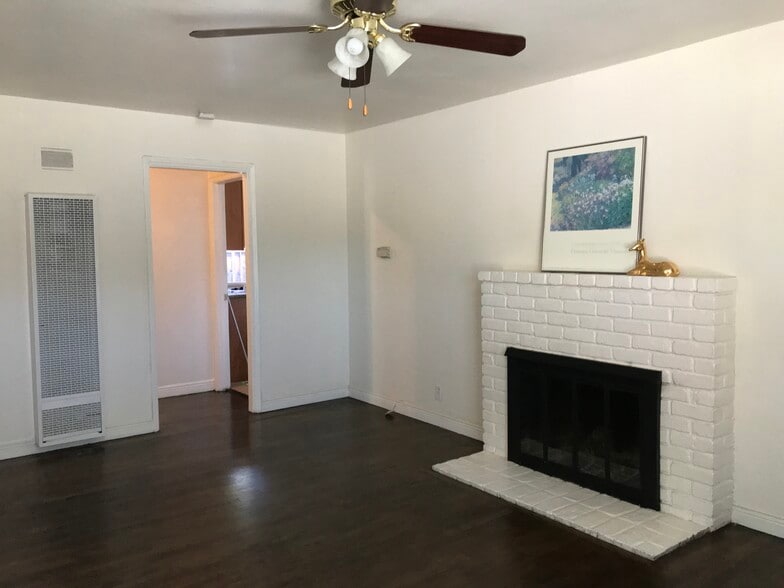 Living room with fireplace - 921 Sherman Oaks Dr