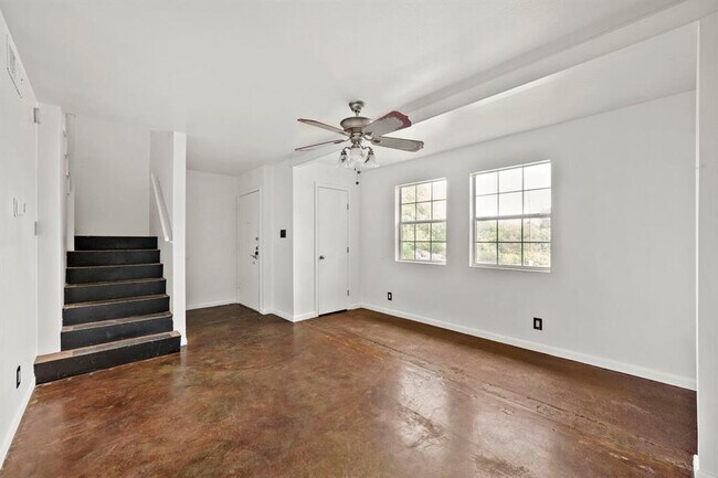 Building Photo - 903 Aurora Cir