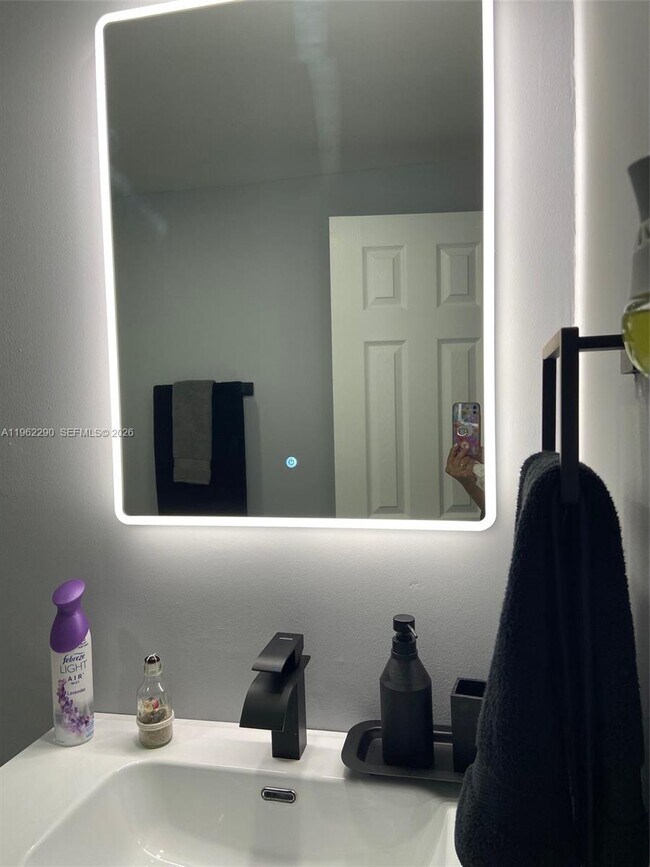 Building Photo - 400 Kings Point Dr