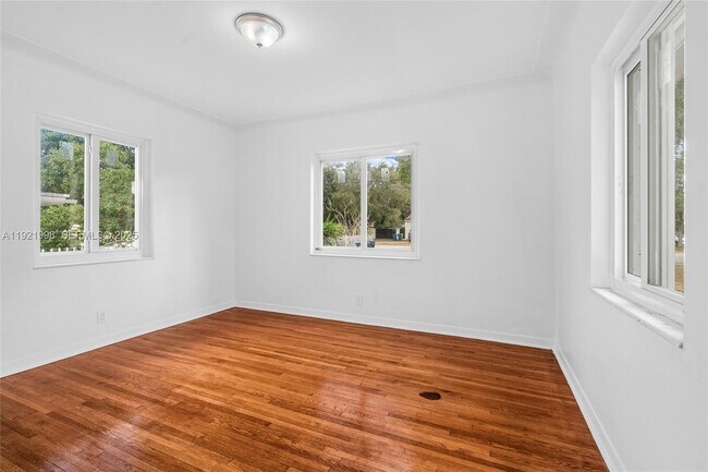 Building Photo - 201 S Biscayne River Dr