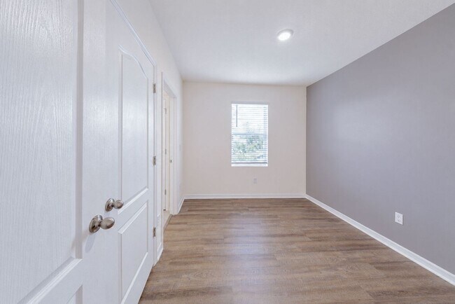 Building Photo - Like-New End-Unit 3 Bedroom Townhome