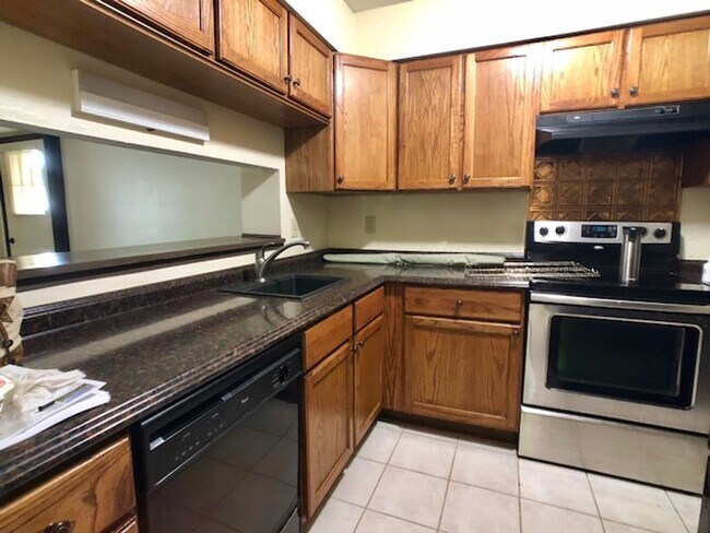 Building Photo - LEXINGTON - 3 Bedroom, 1 1/2 Bath Duplex Move-In Ready!