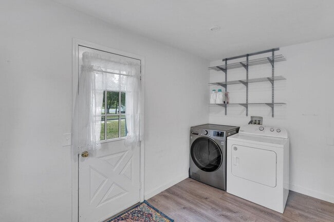 Building Photo - Adorable Cape Cod Charmer Available For Rent!