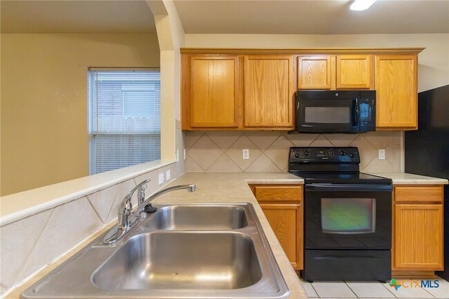 Building Photo - 2203 Maedell Dr