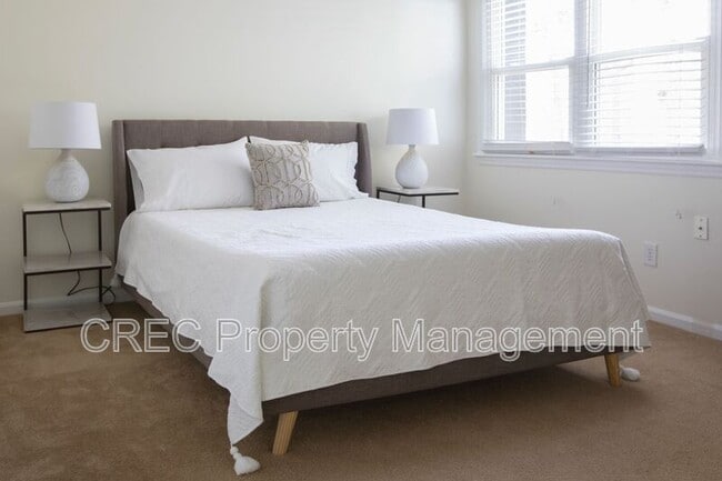 Building Photo - 637 Baytree Ct