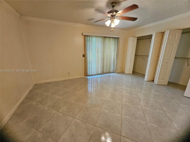 Building Photo - 559 Mansfield M