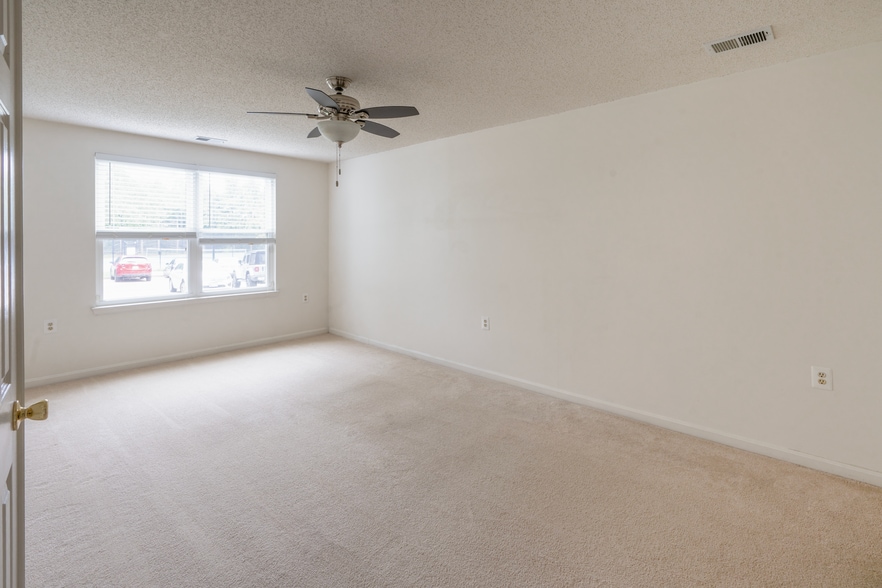 Building Photo - 10024 Vanderbilt Cir