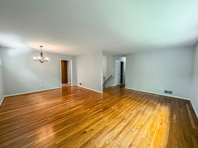 Building Photo - Sought-After 4 Bed 3 Bath L-Shaped Rambler...