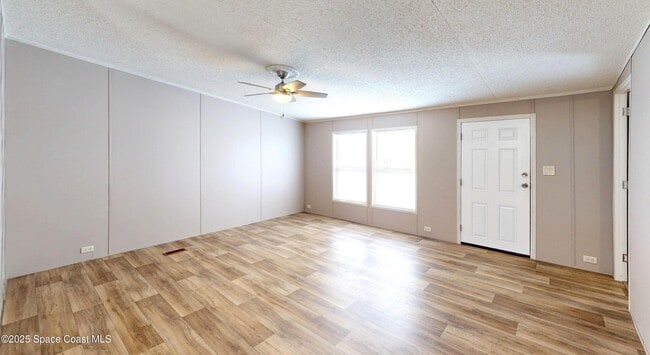 Building Photo - 709 Lark Dr